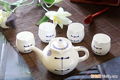 瓷中雅韻，禮拜真情 青花陶瓷茶禮的藝術(shù)與溫度